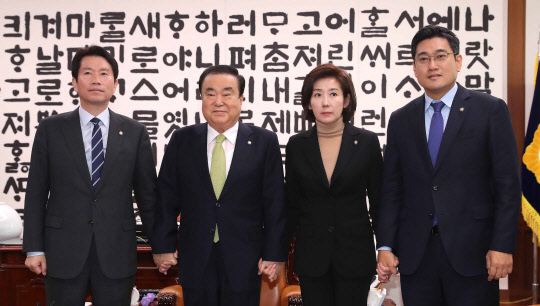이인영 더불어민주당 원내대표(왼쪽부터), 문희상 국회의장, 나경원 자유한국당, 오신환 바른미래당 원내대표가 25일 국회 의장실에서 회동하고 있다. 연합뉴스